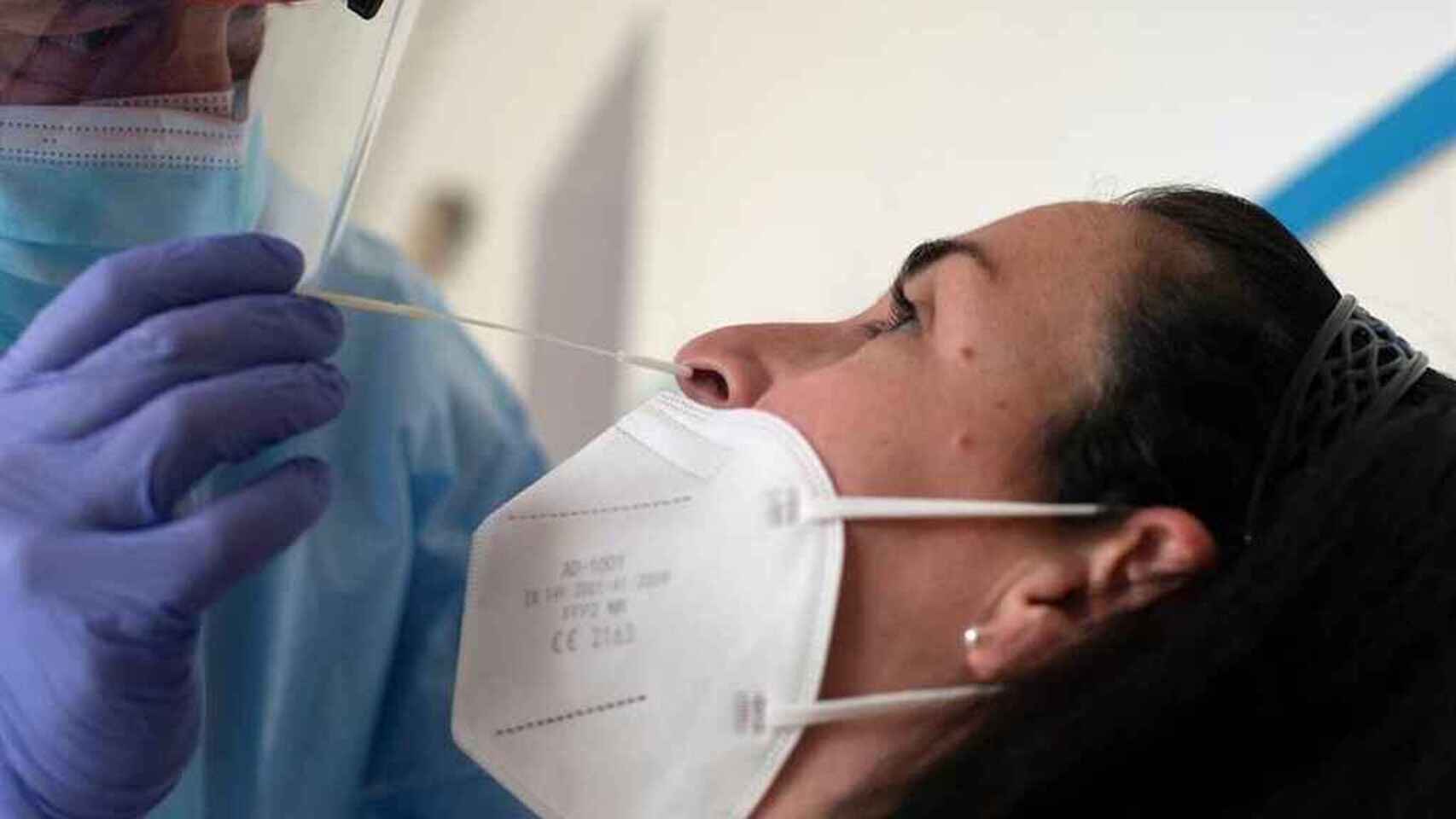 Un profesional sanitario realiza un test diagnóstico de SARS-CoV-2.