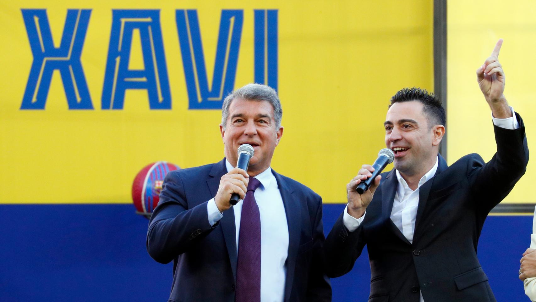 Joan Laporta y Xavi Hernández, durante la presentación del nuevo entrenador