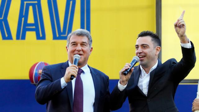 Joan Laporta y Xavi Hernández, durante la presentación del nuevo entrenador