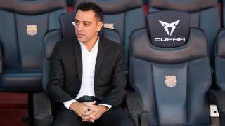 Xavi Hernández, sentado en el banquillo del Camp Nou