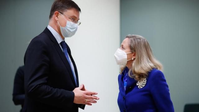 Nadia Calviño conversa con el vicepresidente económico de la Comisión, Valdis Dombrovskis, durante el Eurogrupo de este lunes