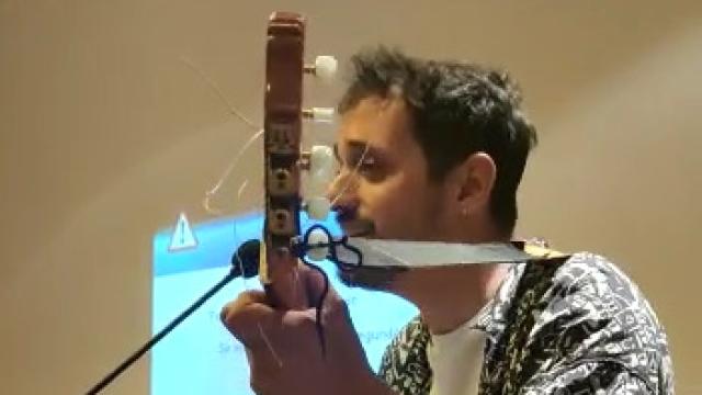 Aldo Narejos canta en un encuentro de la Málaga Startup Community