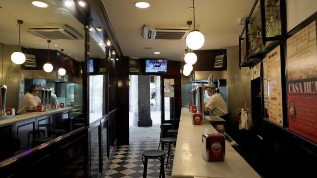 Un bar vacío en Madrid.