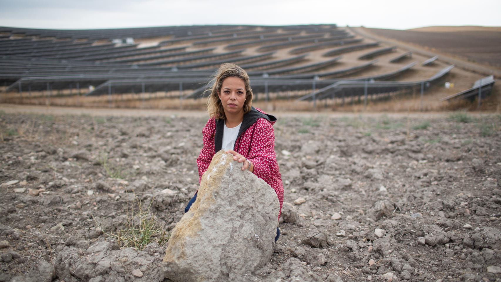 María Ruspoli posa junto a uno de los restos arqueológicos donde Utrilla Hive quiere construir una planta fotovoltaica.