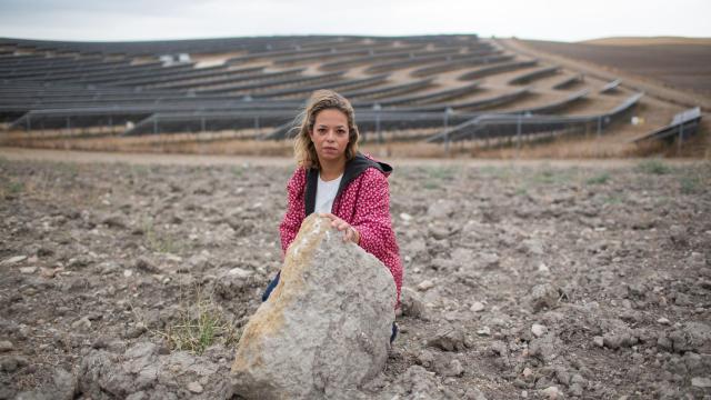 María Ruspoli posa junto a uno de los restos arqueológicos donde Utrilla Hive quiere construir una planta fotovoltaica.