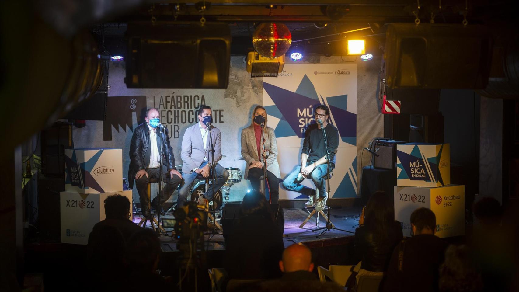 Presentación del ciclo en la sala viguesa La Fábrica de Chocolate.