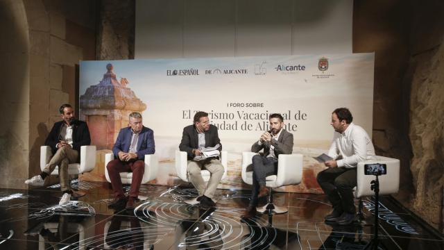 Un instante  de la mesa sectorial de este martes, moderada por el director de El Español DE ALICANTE, Héctor Fernández (en el centro).