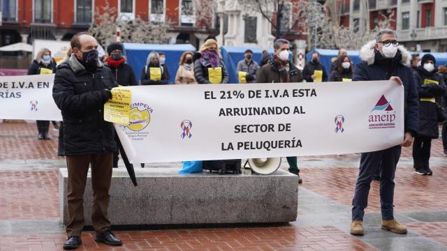 Concentración de peluquerías, barberías y estéticas por la reducción del IVA en Valladolid