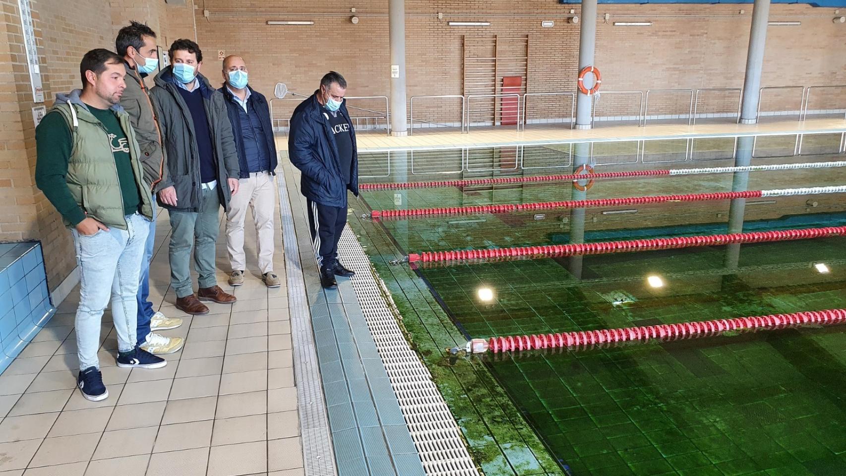 El alcalde Manuel García durante una visita al Polideportivo de Navatejera