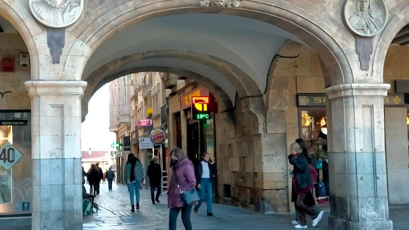 Medallones dedicados a Miguel de Cervantes y Santa Teresa de Jesús en el Pabellón de Petrineros de la Plaza Mayor