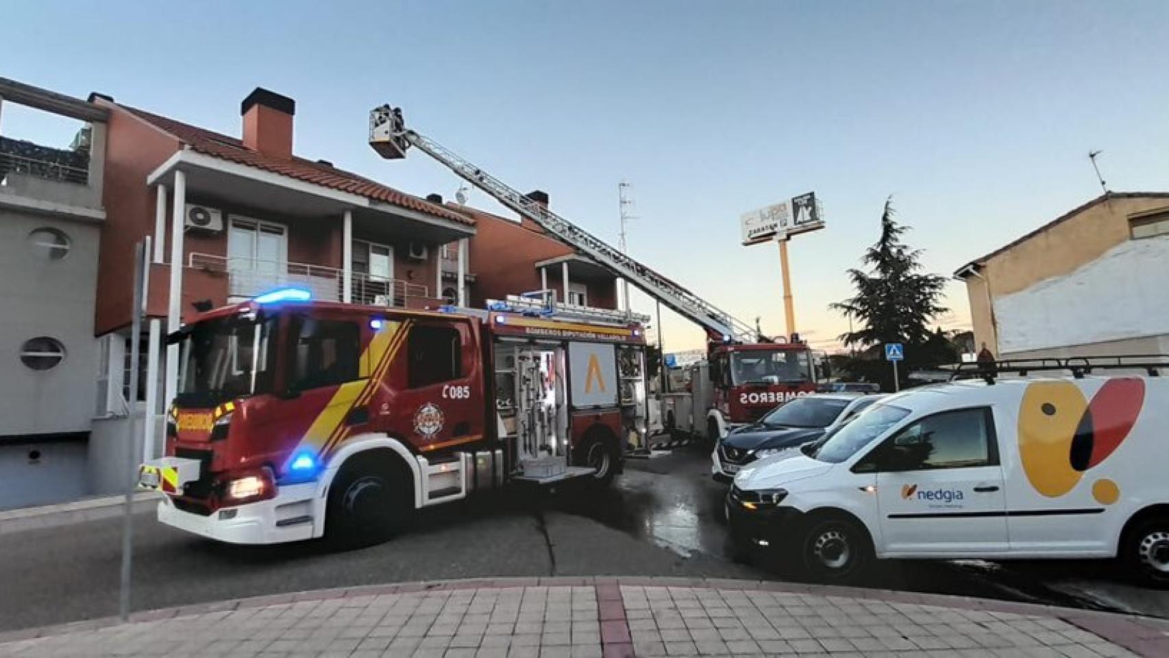 Los Bomberos actúan en Arroyo por el incendio de una chimenea