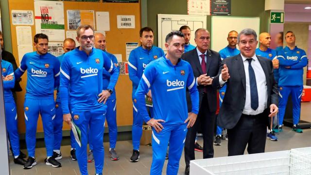 Xavi Hernández y Joan Laporta, en el vestuario del Barça