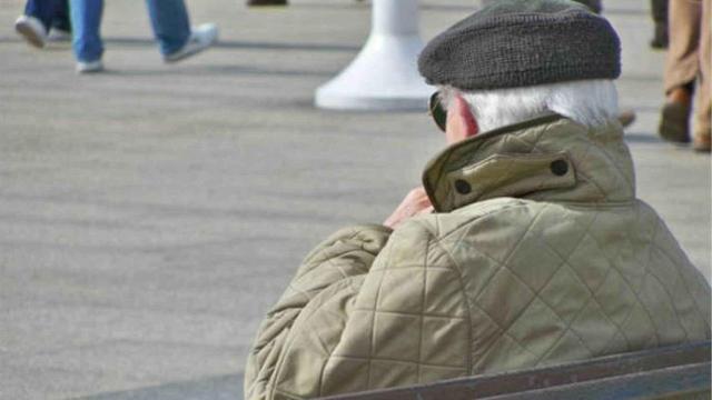 Un pensionista de espaldas en una foto de archivo