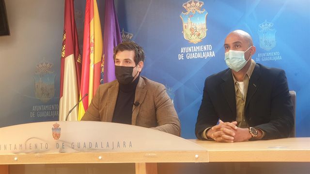 Los concejales del PP en Guadalajara José Luis Alguacil y Armengol Engonga