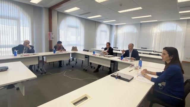 El presidente de la Zona Franca y alcalde de Vigo, Abel Caballero, y el delegado del Estado, David Regades, durante el pleno