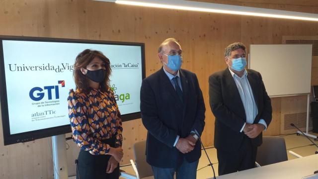 La gestora territorial de la Fundación La Caixa, Susan Santos; el rector de la UVigo, Manuel Reigosa; y el presidente de Afaga, Juan Carlos Rodríguez.