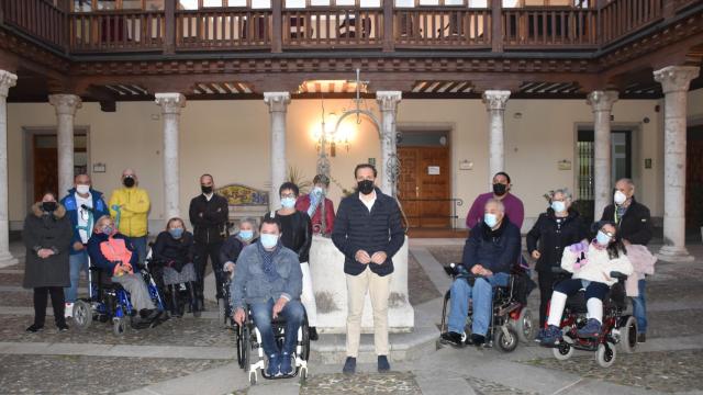 Conrado Íscar recibe en la Diputación a los primeros viajeros con asistencia en destino