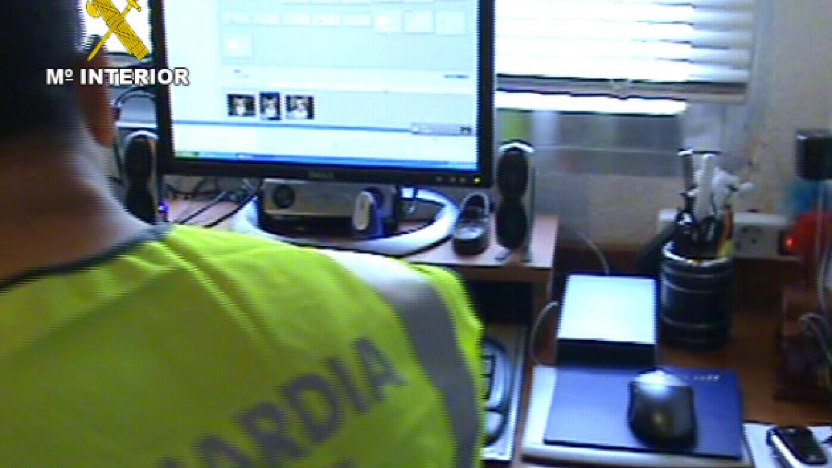La Guardia Civil investiga un ordenador.