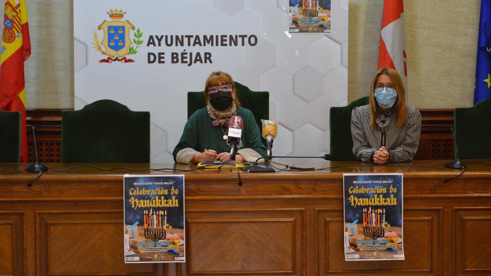 Ana V. Peralejo, concejala de Cultura del Ayuntamiento de Béjar, acompañada por Carmen Rubio, técnico responsable del museo David Melul,