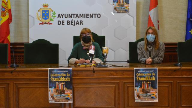 Ana V. Peralejo, concejala de Cultura del Ayuntamiento de Béjar, acompañada por Carmen Rubio, técnico responsable del museo David Melul,