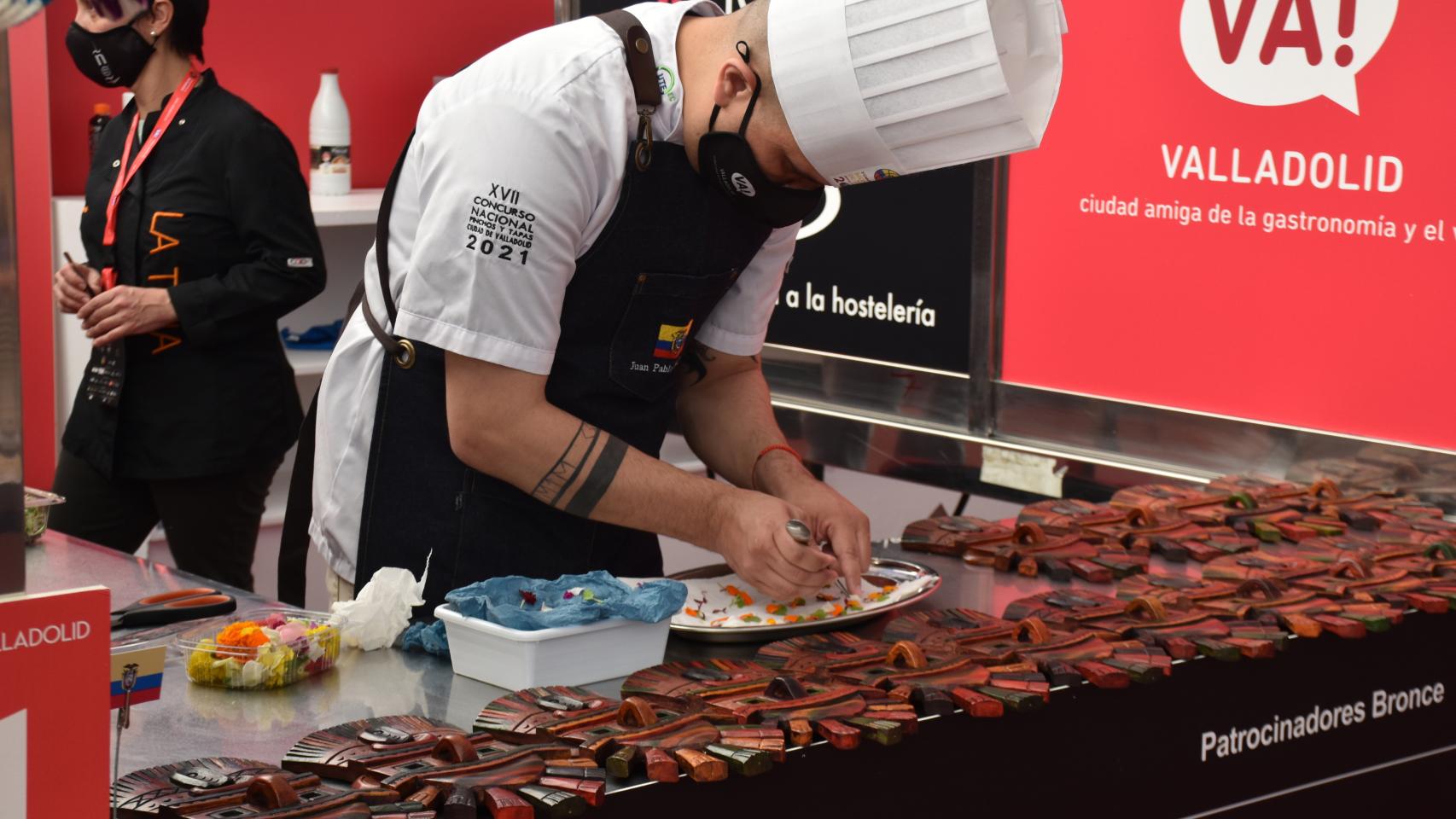 Uno de los concursantes preparando la tapa
