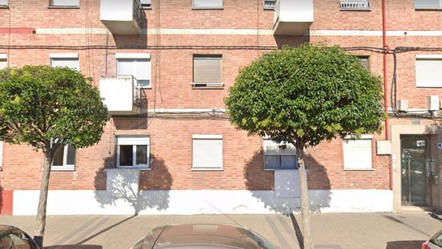 Fachada del portal 72 de la calle Embajadores