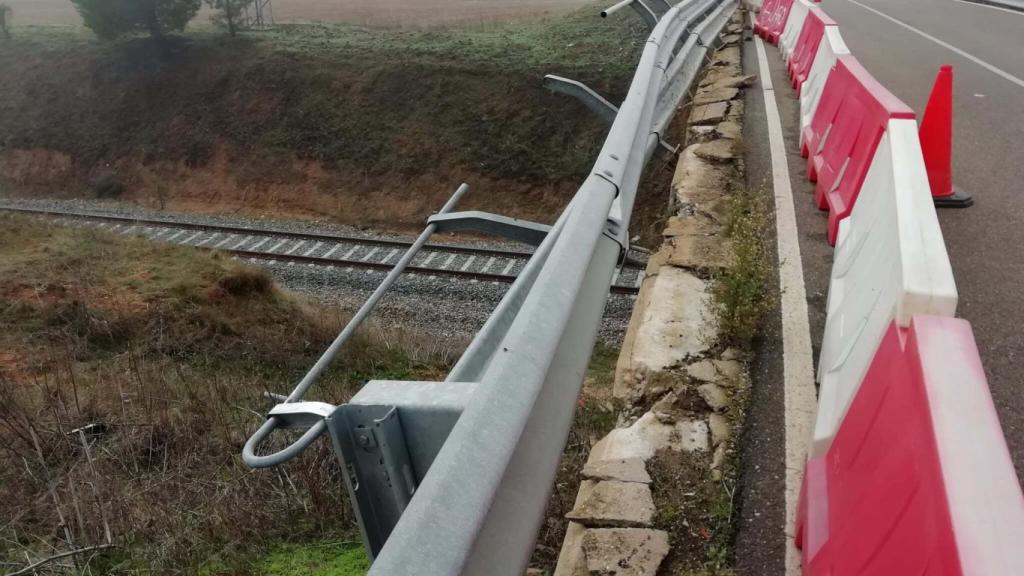 Puente de La Hiniesta sobre la vía donde se precipitó el vehículo