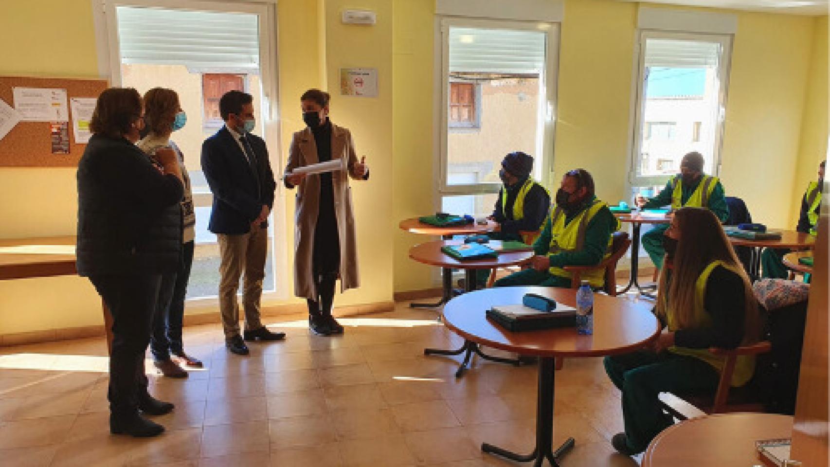 La delegada territorial visita a los alumnos del programa de Empleo en Faramontanos