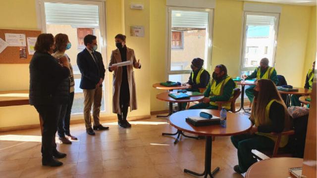 La delegada territorial visita a los alumnos del programa de Empleo en Faramontanos