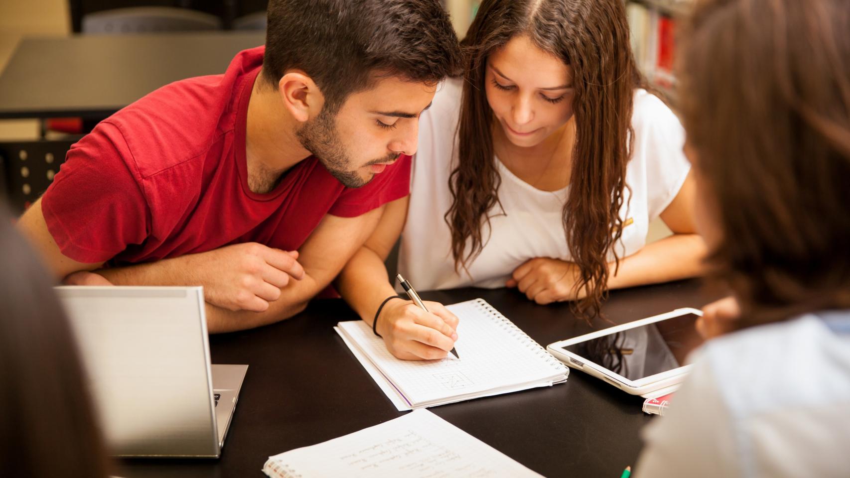 50 estudiantes se han beneficiado de las becas de grado de Fundación 'La Caixa'