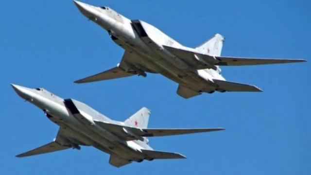 Imagen de archivo de dos bombarderos rusos Tu-22M3.