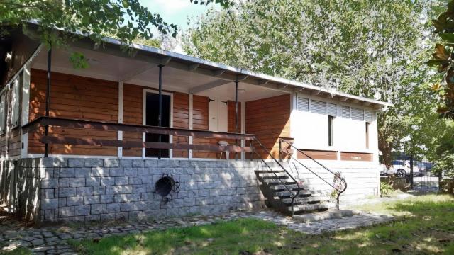 La casa de Bastiagueiro que el ayuntamiento de Oleiros quiere adecuar para la Escola Municipal de Surf.