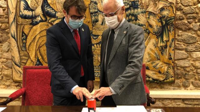 Matasellado de honor con el sello de Emilia Pardo Bazán.