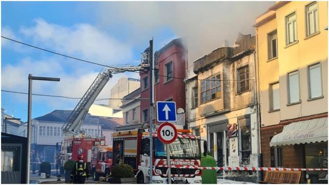 Los bomberos trabajan en la extinción del fuego.