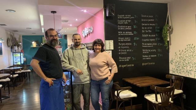 Carmen, la gerente de A Porta Verde, junto a Lucas y Antonio, los cocineros.