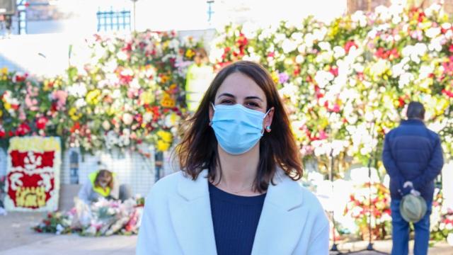 Rita Maestre en la ofrenda en el exterior de la catedral de la Almudena.