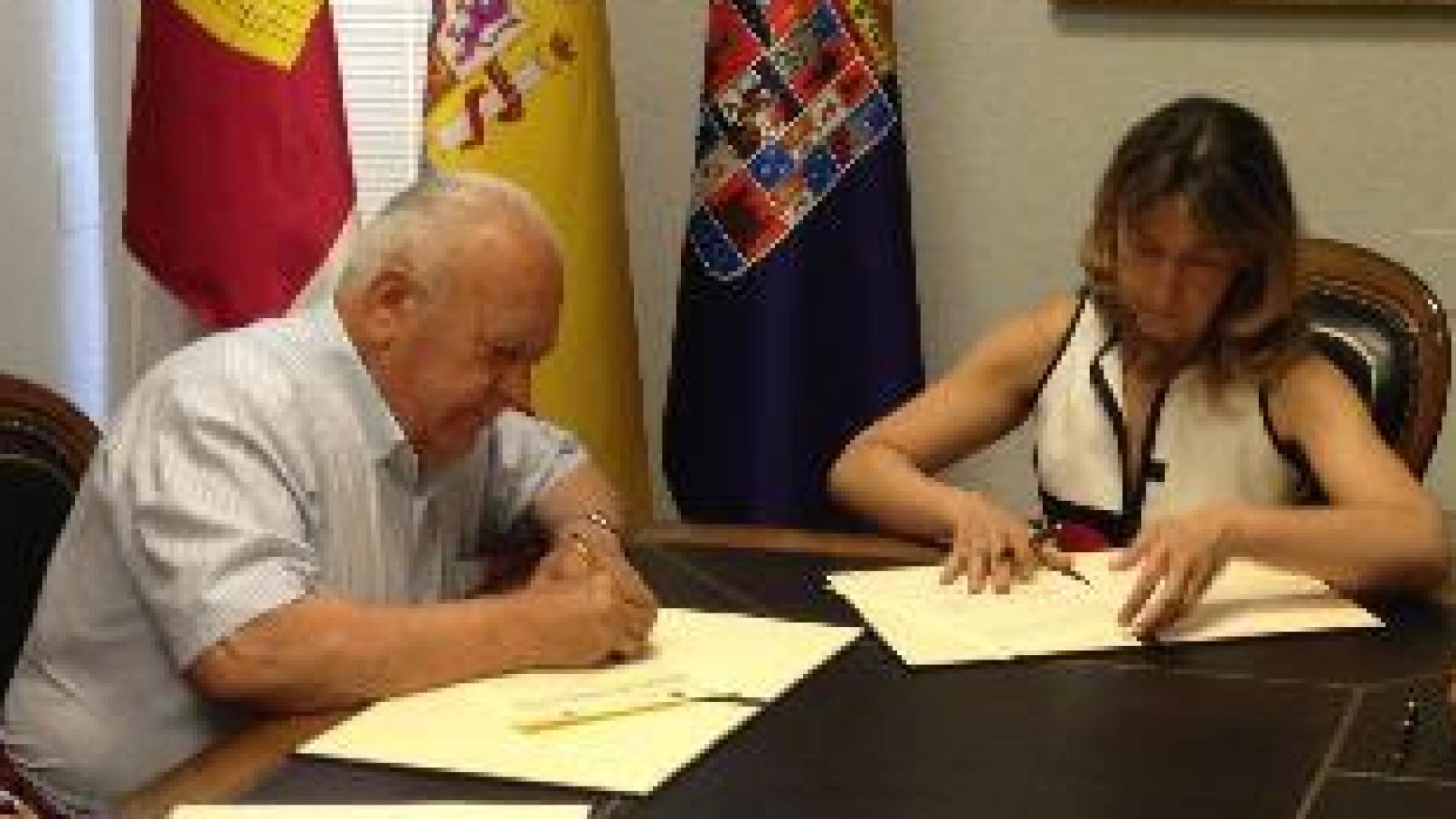 Dionisio Muñoz (izquierda) junto a Ana Guarinos en una imagen de archivo.