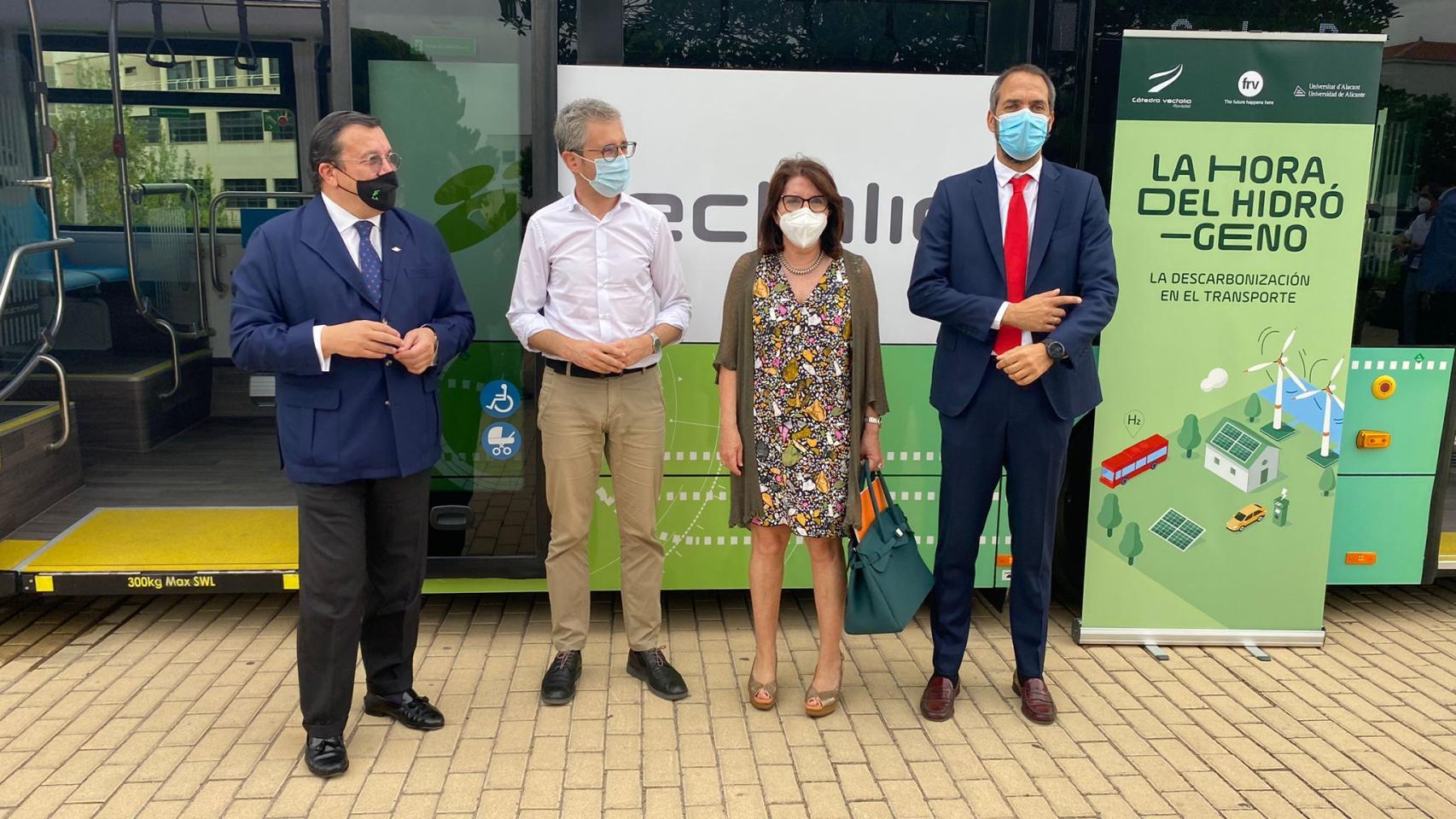 Antonio Arias, primero por la izquierda, presidente de Vectalia, en la presentación de uno de sus autobuses.