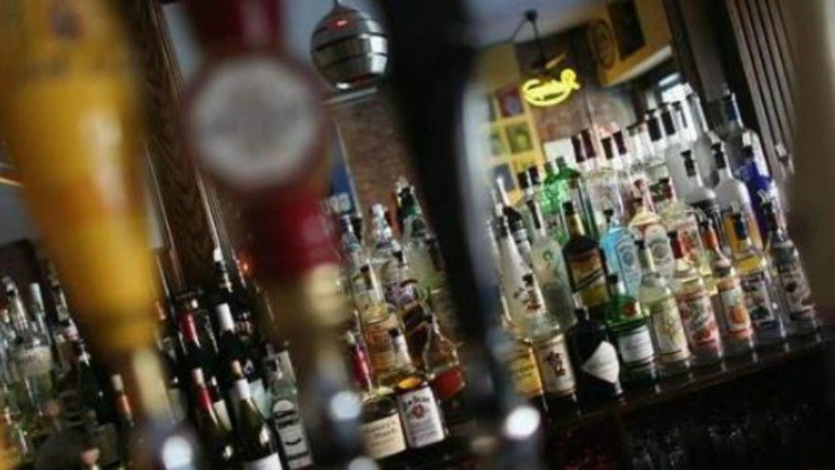 Botellas en un bar, en imagen de archivo.