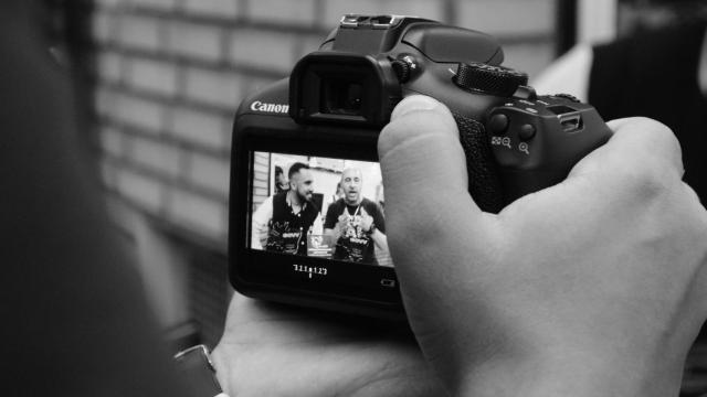 La Policía atribuye los cargos de falsedad documental y estafa a esta productora audiovisual.