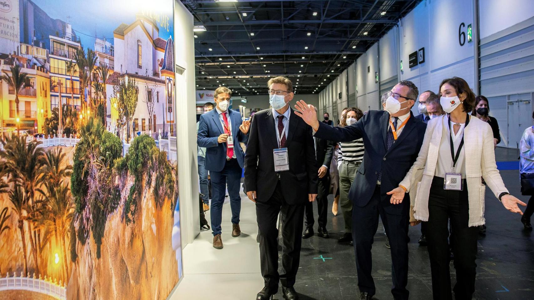 Ximo Puig y la ministra Reyes Maroto junto al alcalde de Benidorm, Toni Pérez, en la feria de turismo de Londres.