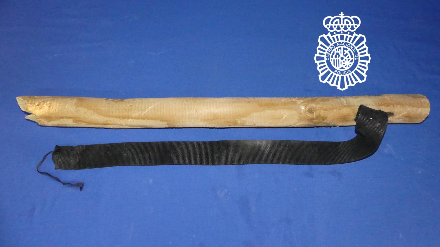 Imagen del palo de madera que utilizó el detenido