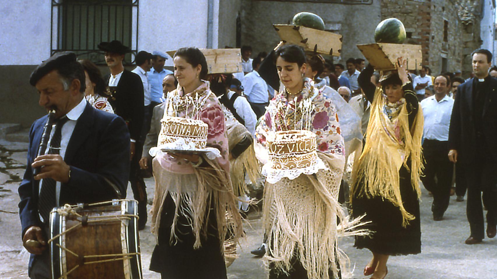 Una fiesta de 'las madrinas', en un pueblo de la comarca