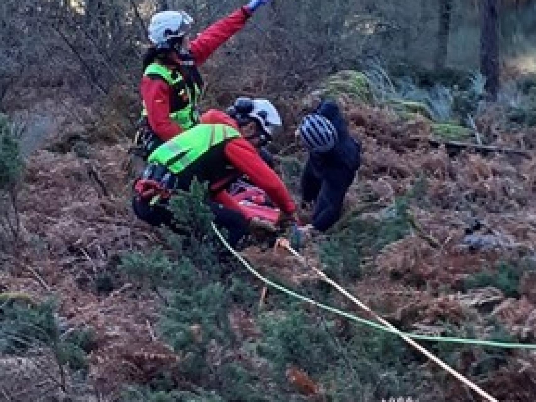 Momento del rescate del ciclista herido en El Espinar