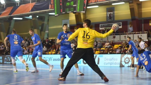 César Pérez inicia una jugada durante el derbi