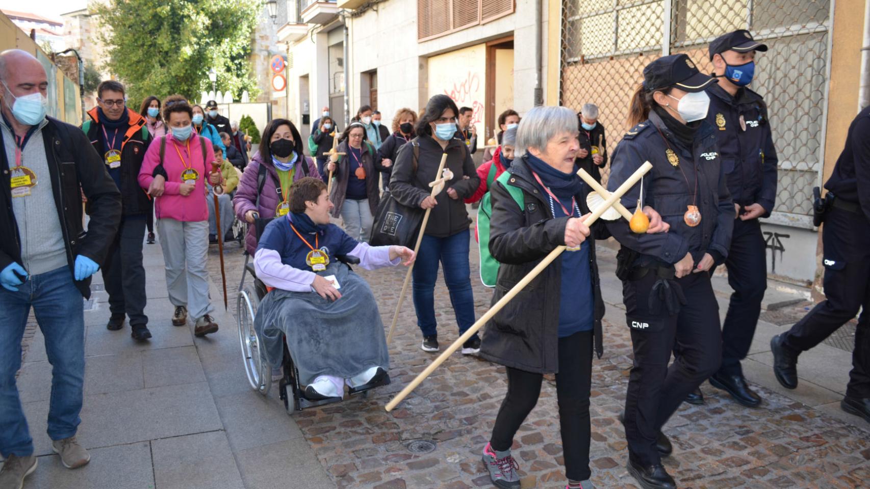 Usuarios, trabajadores y familiares de la Residencia Virgen del Yermo acompañados de efectivos policiales