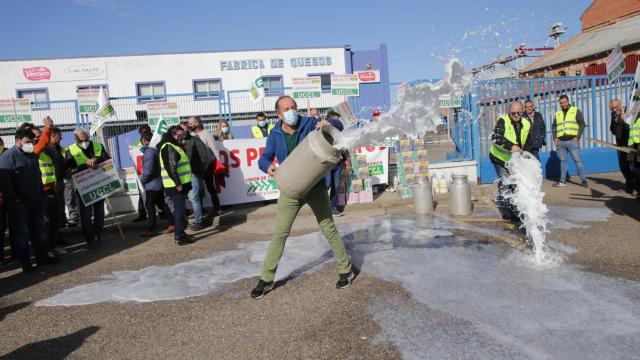Ganaderos derramando leche a las puertas de Lactalis ICAL - JL Leal