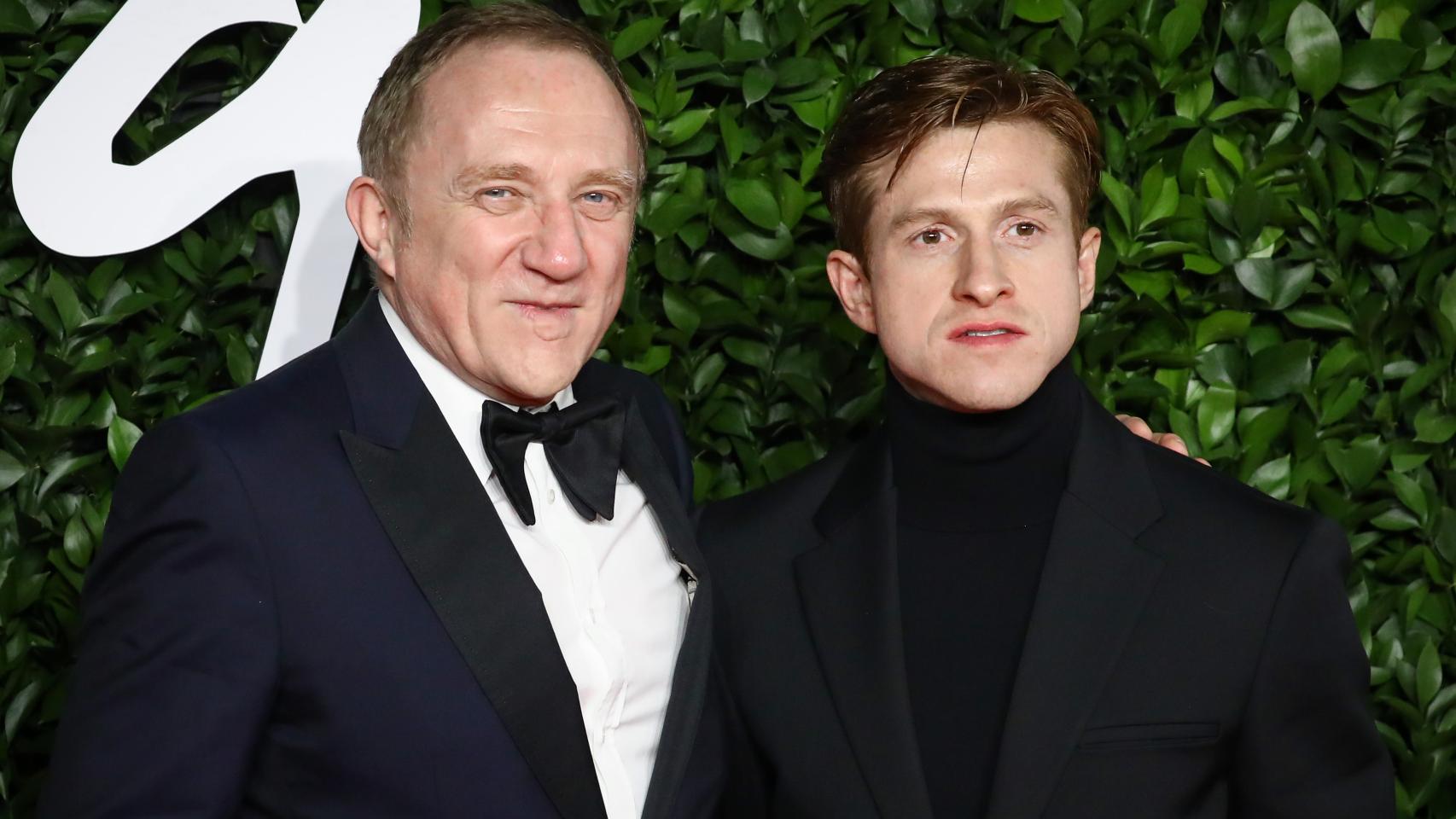 Daniel Lee junto al presidente de Kering, François Henti-Pinault.