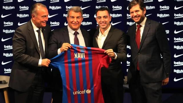 Rafa Yuste, Joan Laporta, Xavi Hernández y Mateu Alemany durante la presentación del entrenador