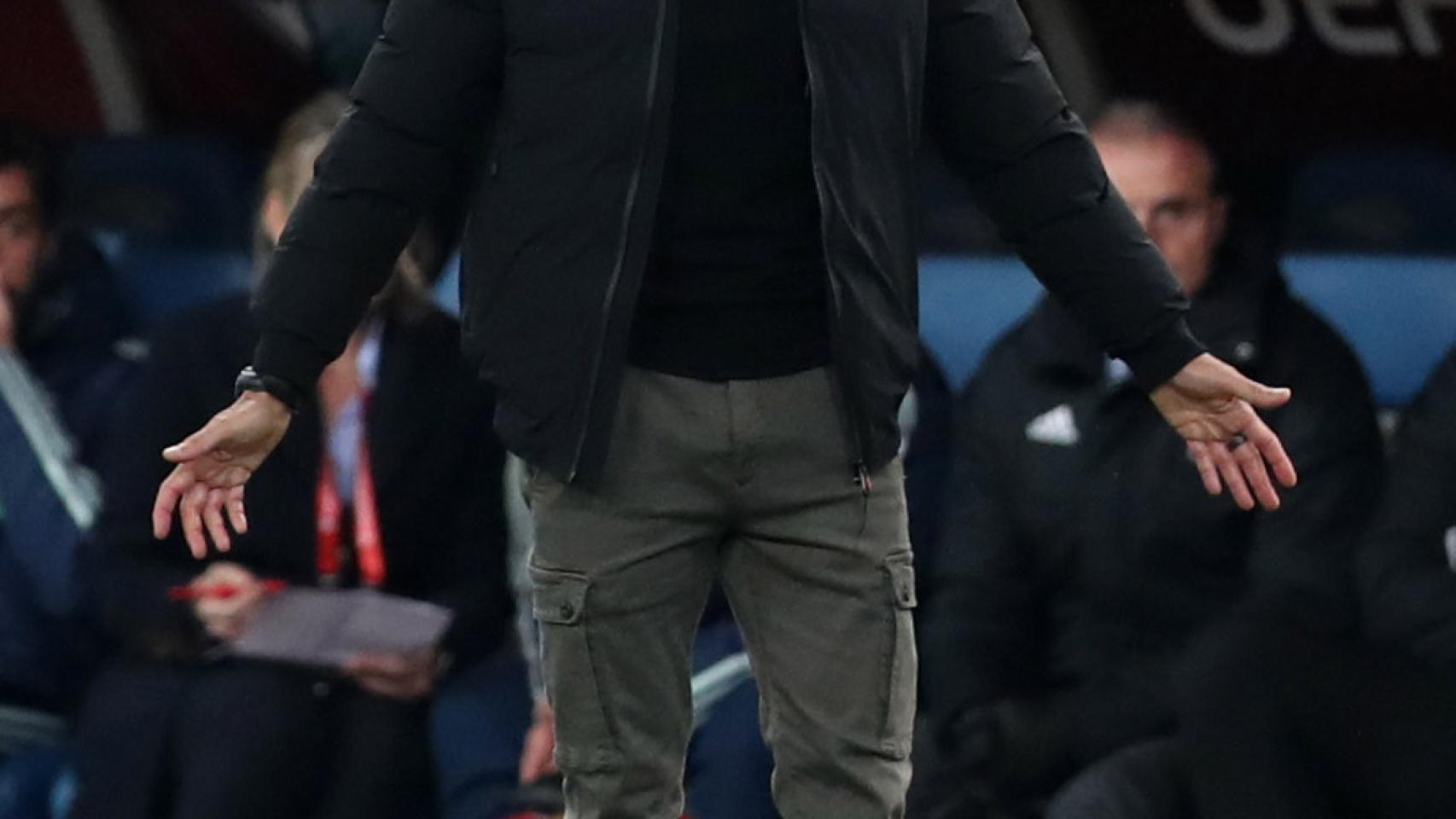 Luis Enrique, en la banda del Estadio Olímpico de Atenas